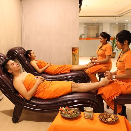 HARRIS Hotel Pontianak Buitenkant foto