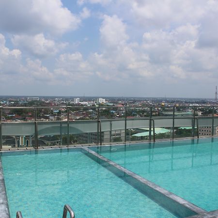 HARRIS Hotel Pontianak Buitenkant foto