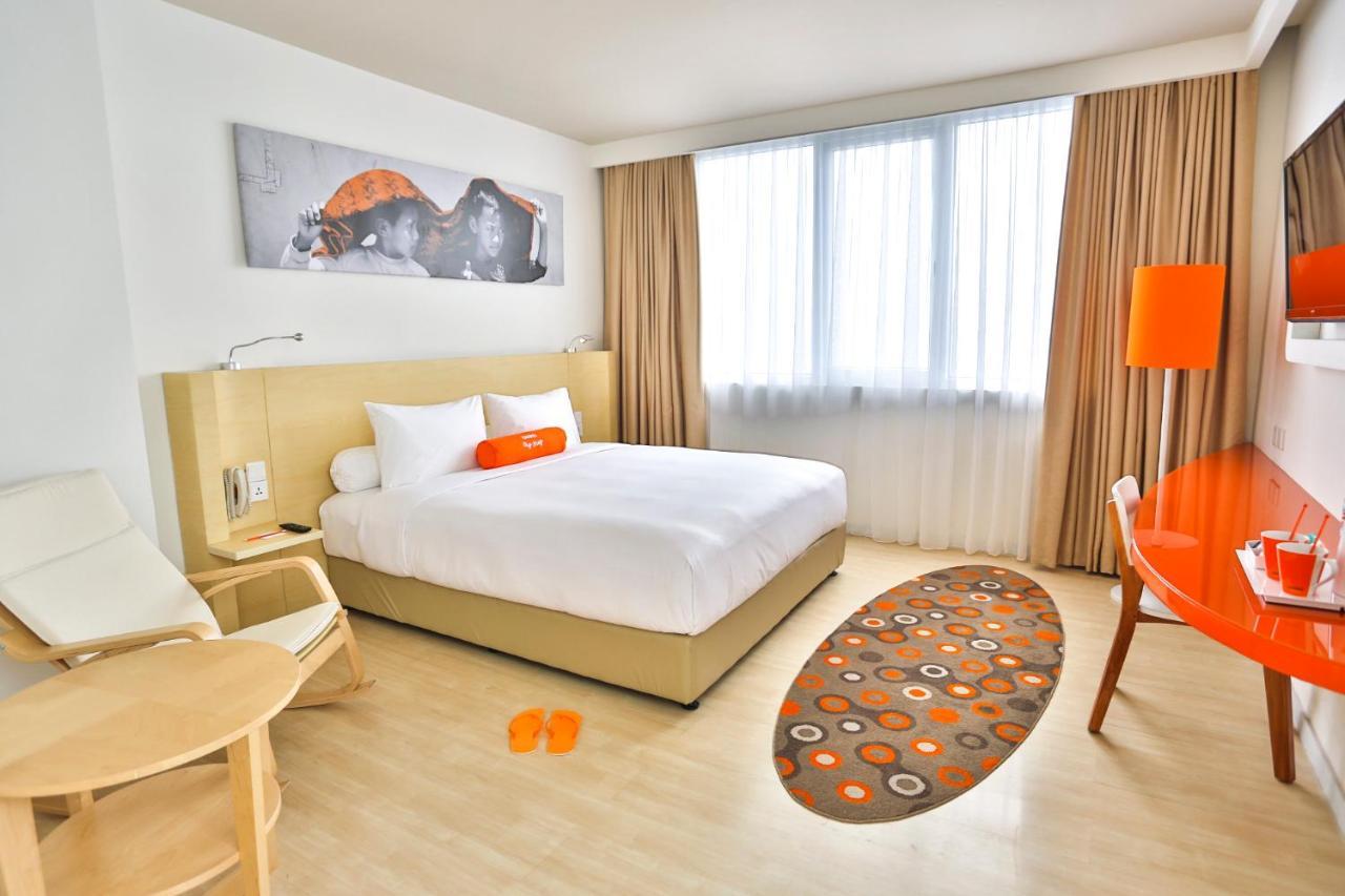 HARRIS Hotel Pontianak Buitenkant foto