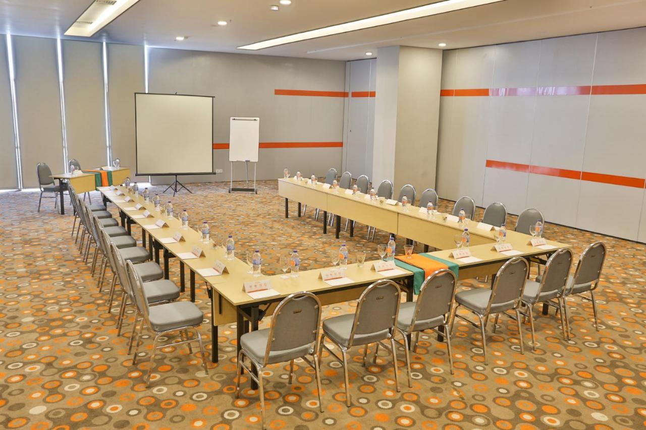 HARRIS Hotel Pontianak Buitenkant foto