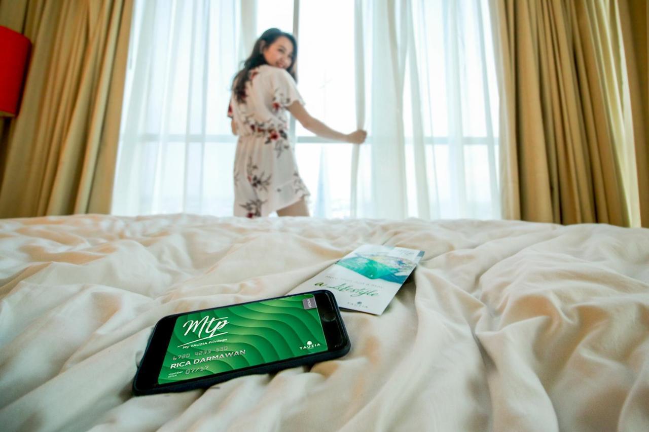 HARRIS Hotel Pontianak Buitenkant foto