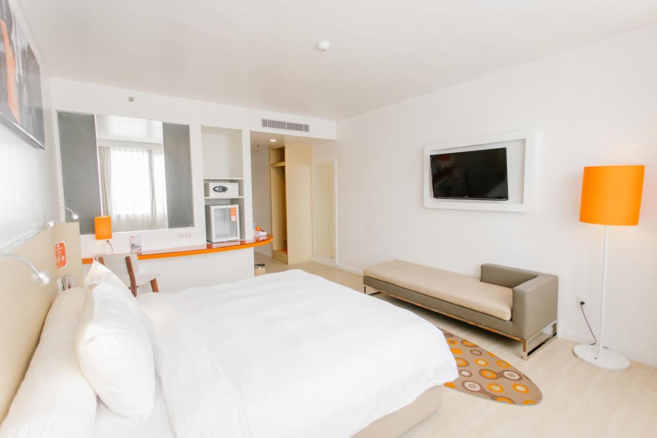HARRIS Hotel Pontianak Buitenkant foto