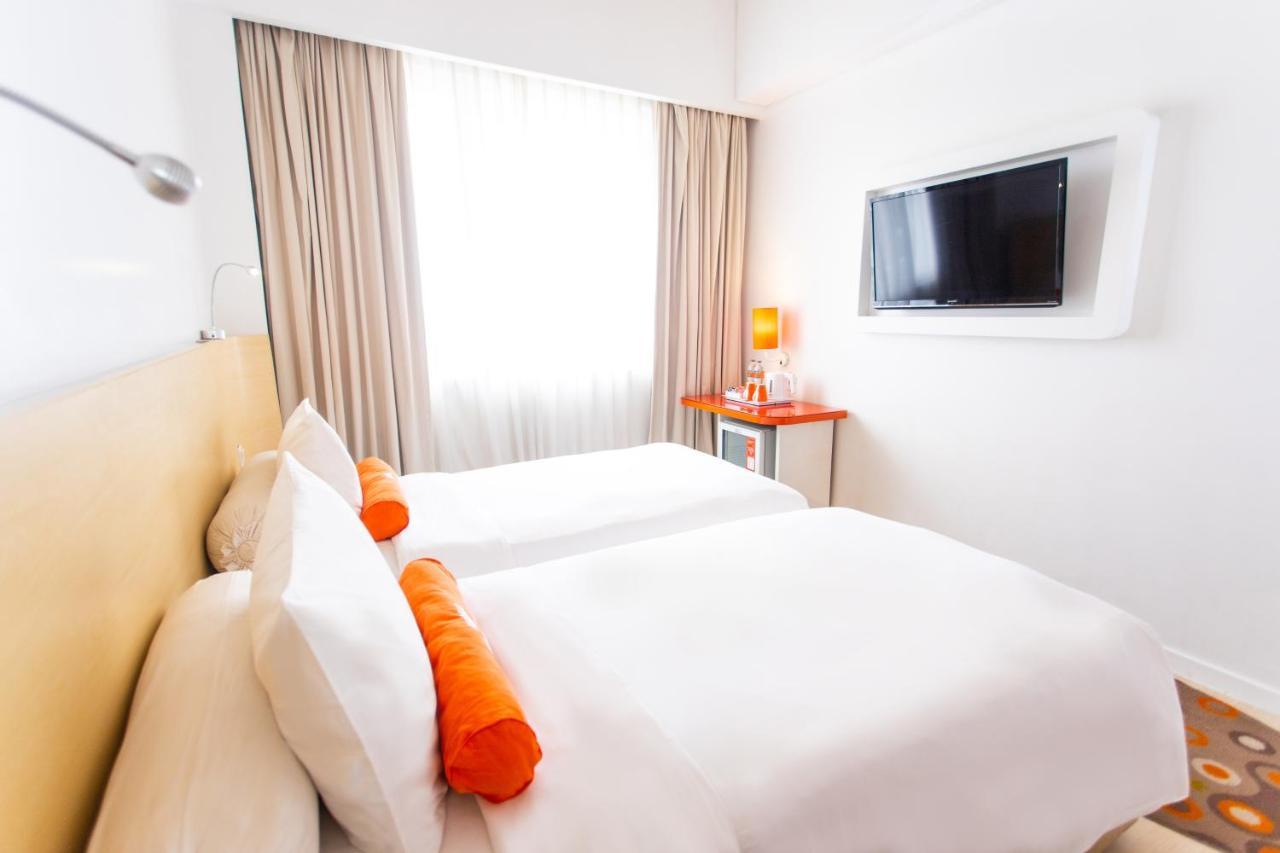 HARRIS Hotel Pontianak Buitenkant foto