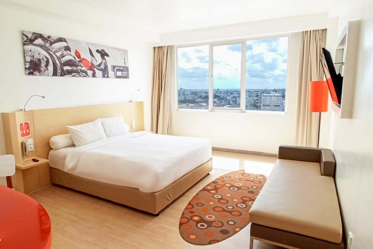 HARRIS Hotel Pontianak Buitenkant foto
