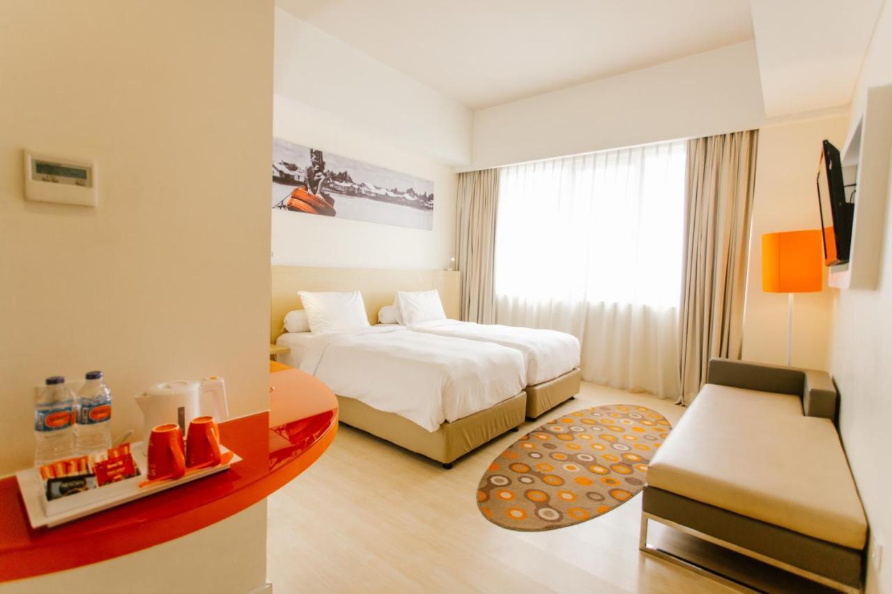 HARRIS Hotel Pontianak Buitenkant foto