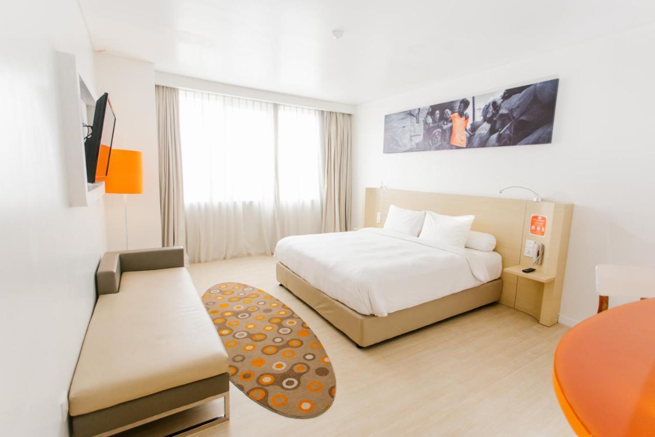 HARRIS Hotel Pontianak Buitenkant foto