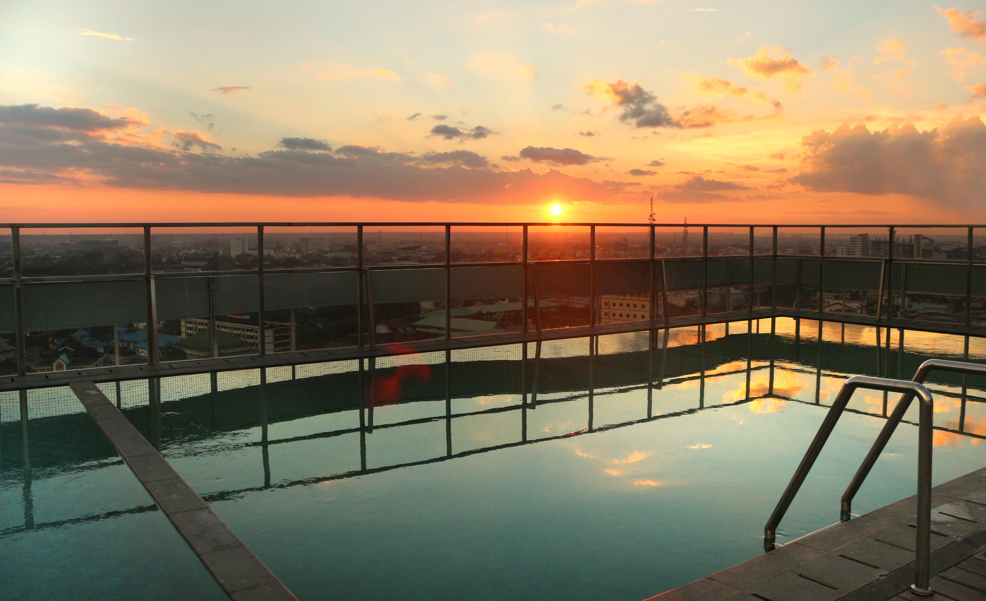 HARRIS Hotel Pontianak Buitenkant foto