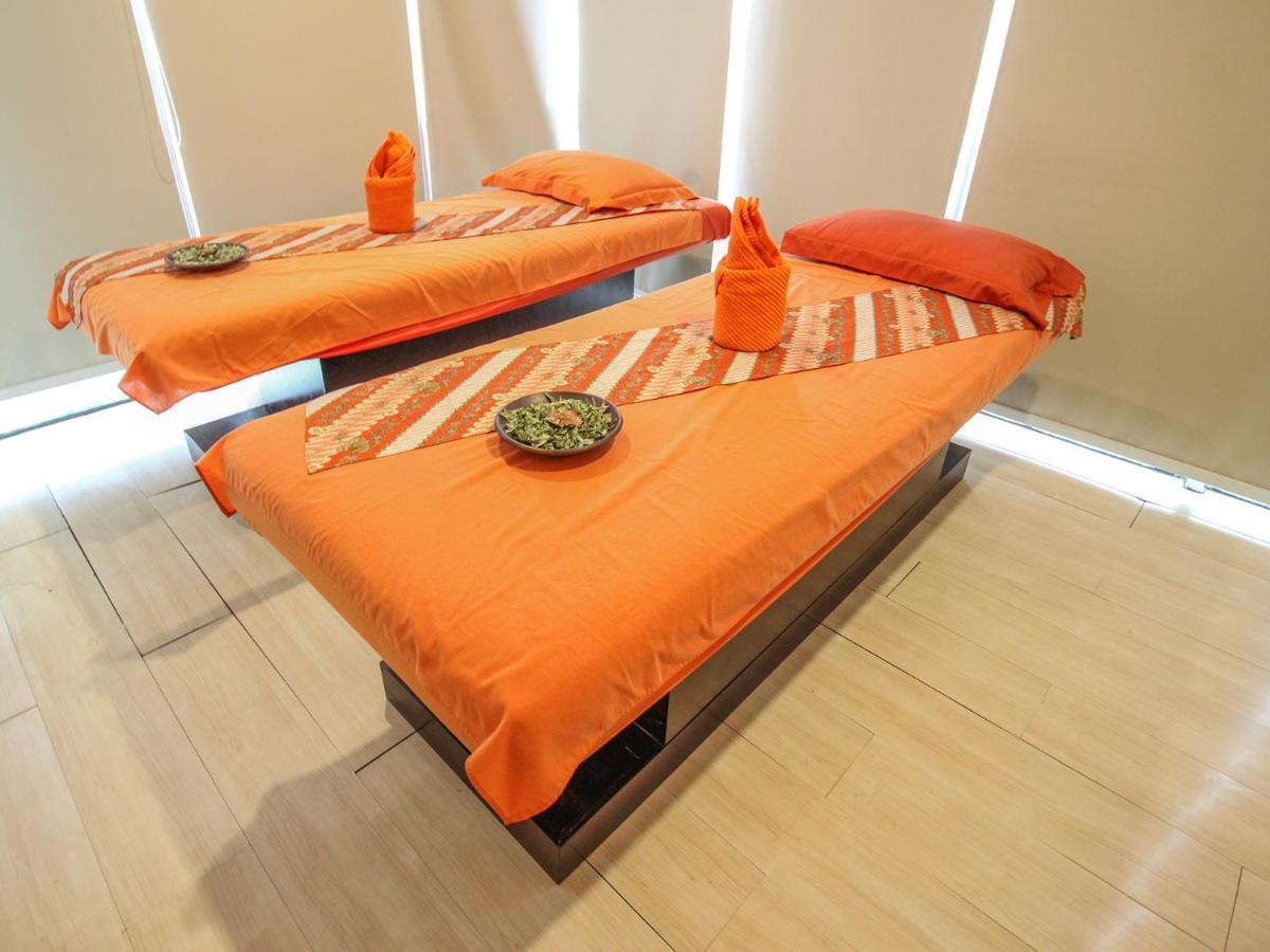 HARRIS Hotel Pontianak Buitenkant foto