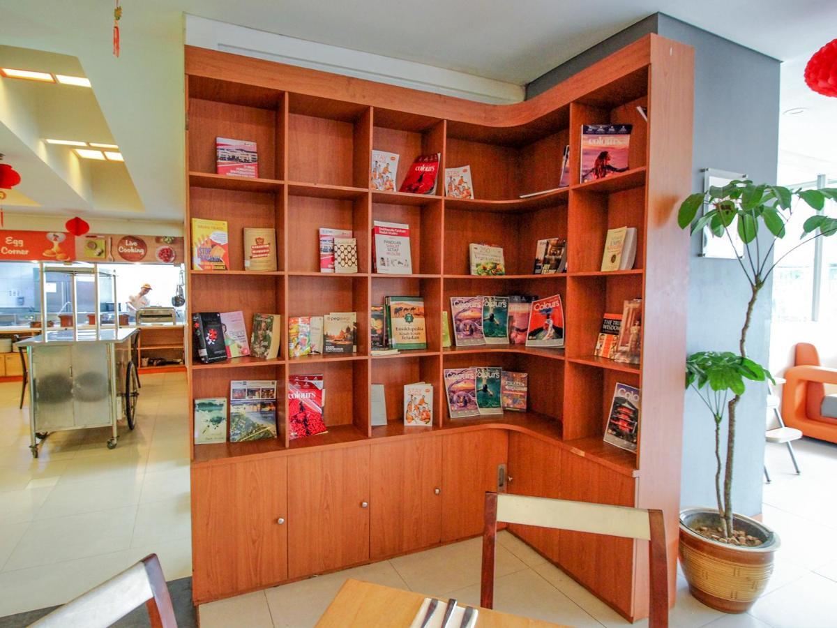 HARRIS Hotel Pontianak Buitenkant foto