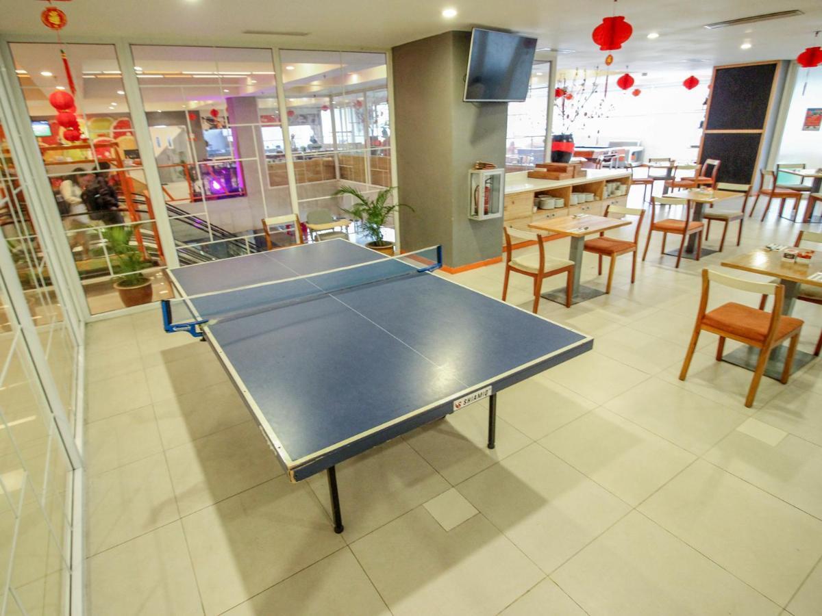 HARRIS Hotel Pontianak Buitenkant foto