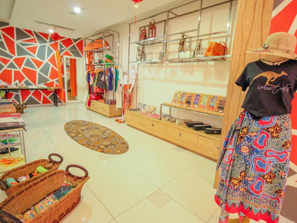 HARRIS Hotel Pontianak Buitenkant foto