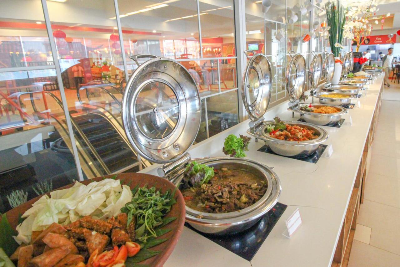 HARRIS Hotel Pontianak Buitenkant foto