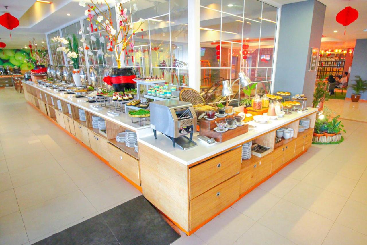 HARRIS Hotel Pontianak Buitenkant foto