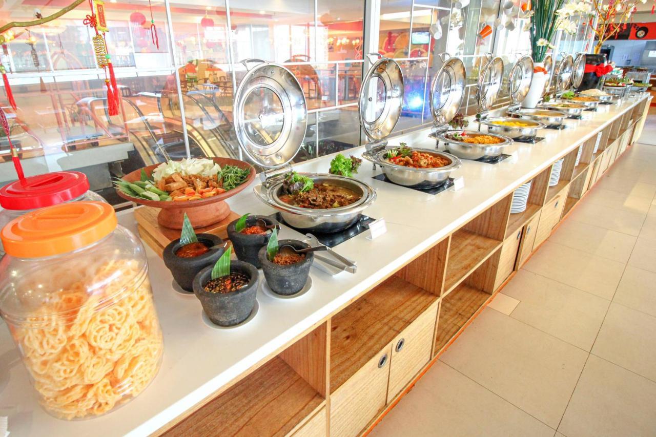 HARRIS Hotel Pontianak Buitenkant foto