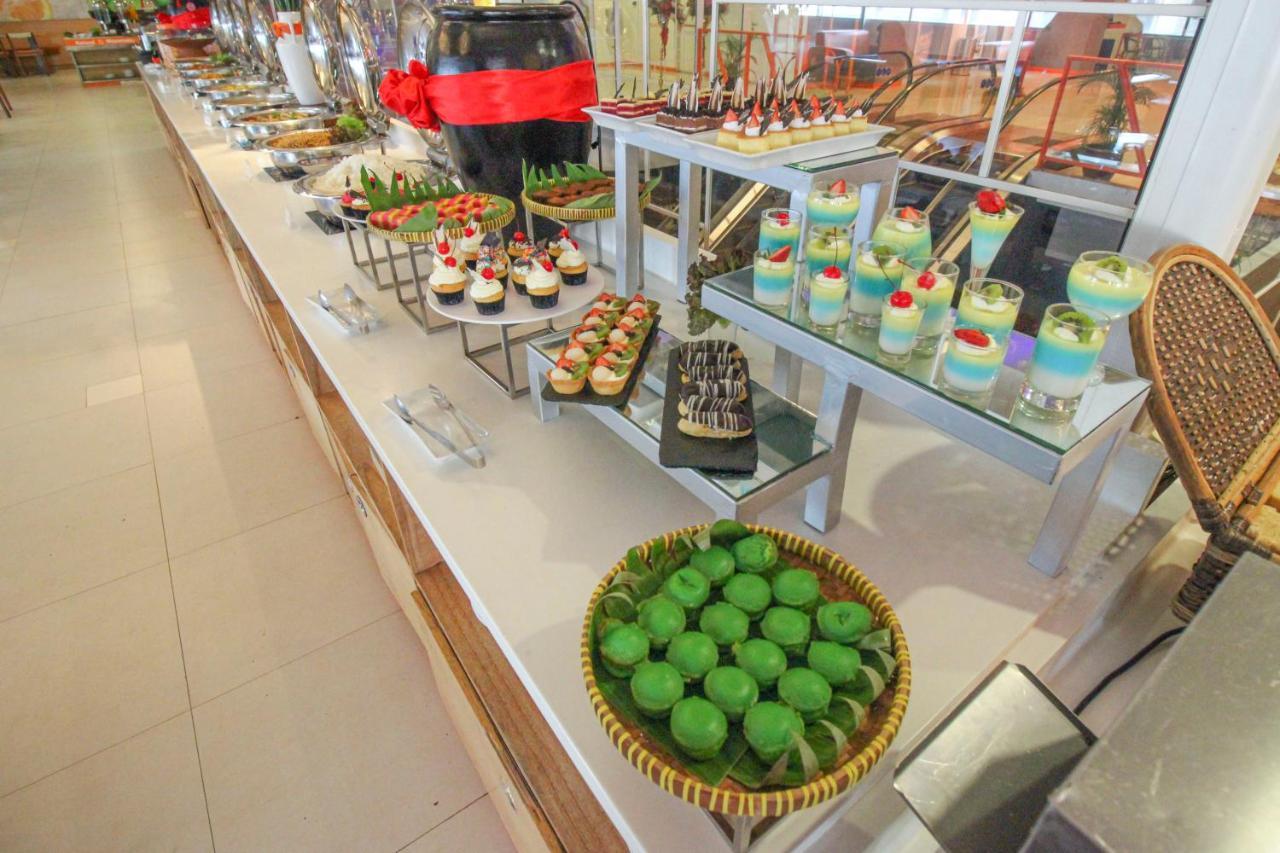 HARRIS Hotel Pontianak Buitenkant foto